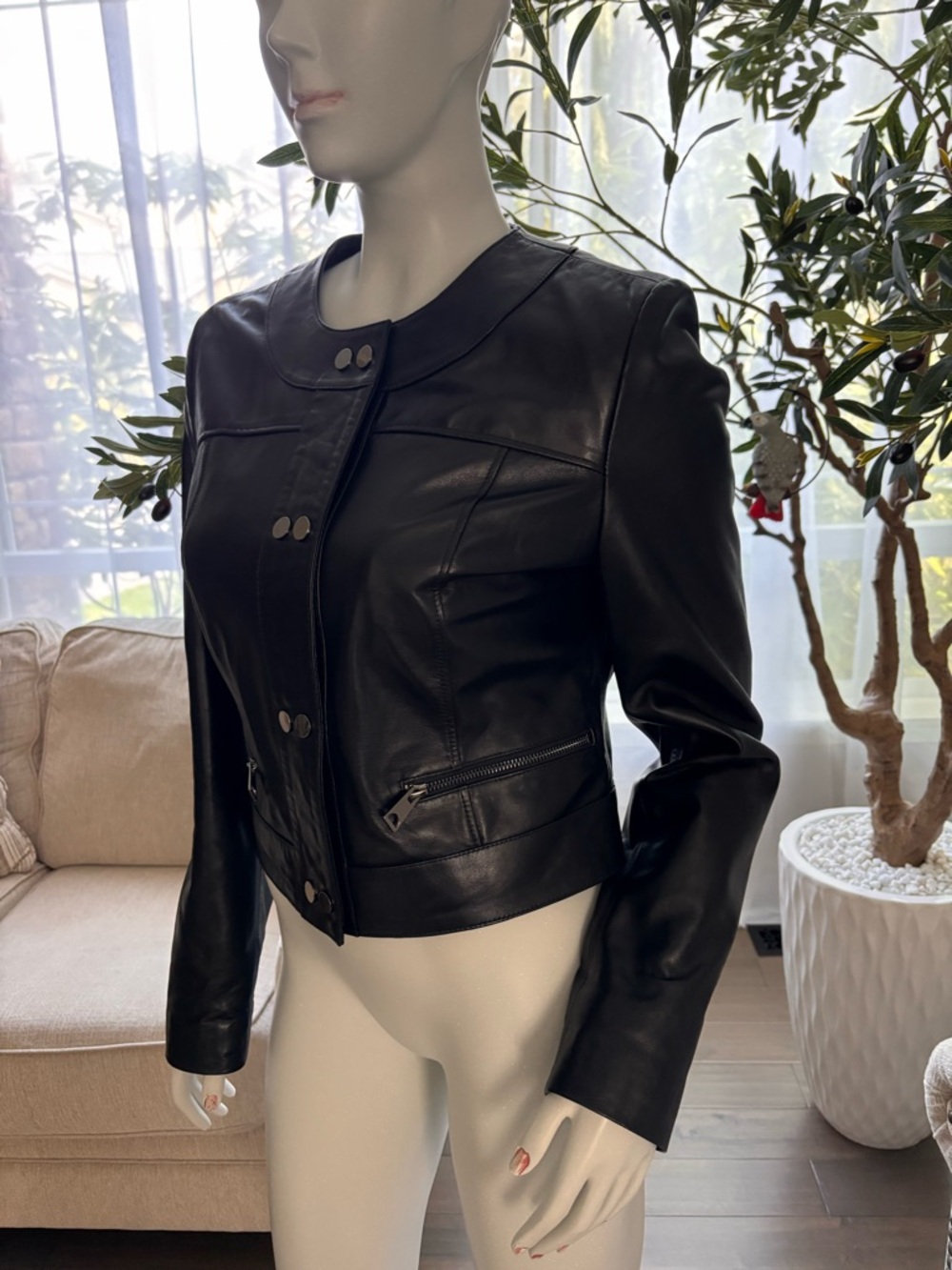 Classic Black Cropped Leather Jacket with Snap Closure 🖤